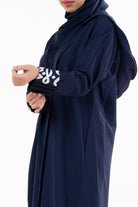 جوهرة عبايه كتان كلاسيك بمعصم ملون مع غطاء رأس أزرق غامق