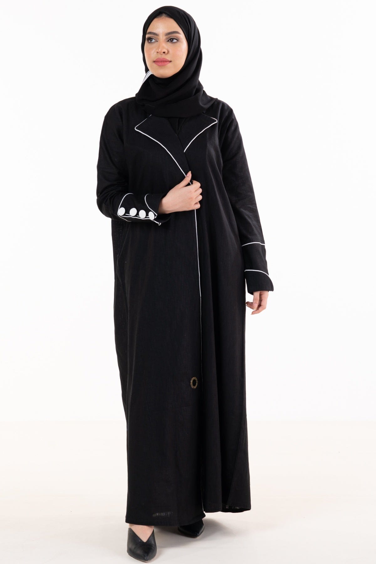 جوهرة عباية مفتوحة كتان كلاسيك لف بياقة وكم طويل أسود