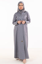 جوهرة عباية كتان كلاسيك مفتوحة بياقة وكم طويل مزين بأزرار رمادي