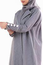 جوهرة عباية كتان كلاسيك مفتوحة بياقة وكم طويل مزين بأزرار رمادي