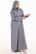 جوهرة عباية كتان كلاسيك مفتوحة بياقة وكم طويل مزين بأزرار رمادي