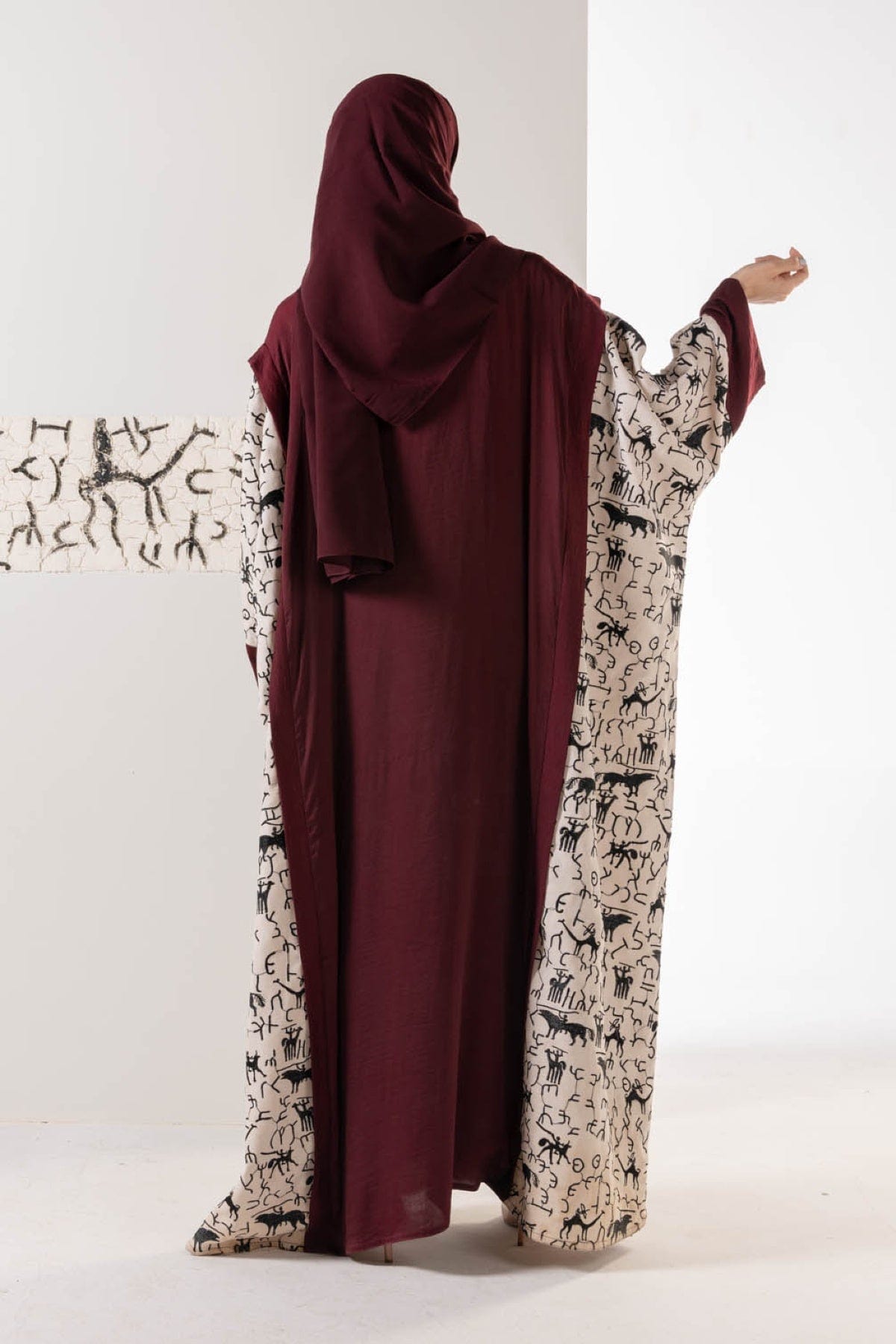 جوهرة عباية من الحرير المغسول باللون العنابي بنمط ثامودي مارون