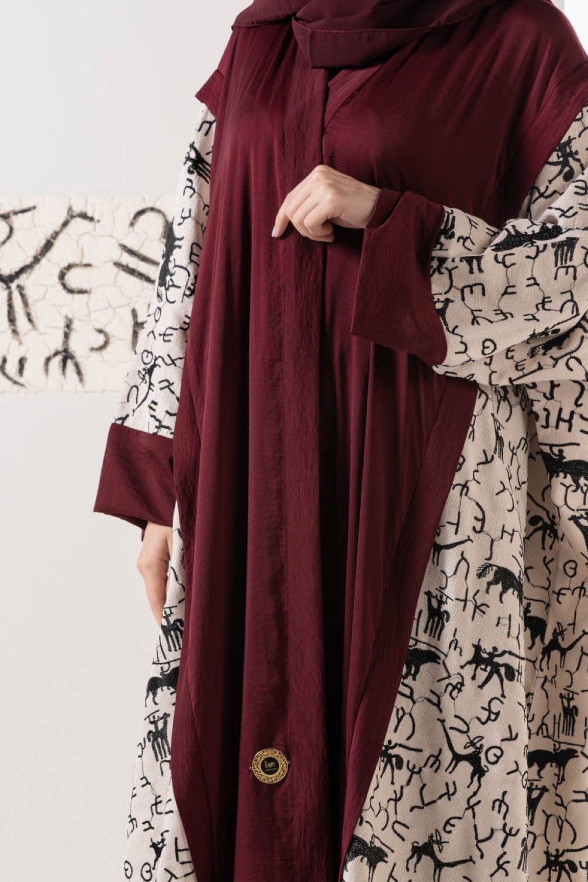 جوهرة عباية من الحرير المغسول باللون العنابي بنمط ثامودي مارون