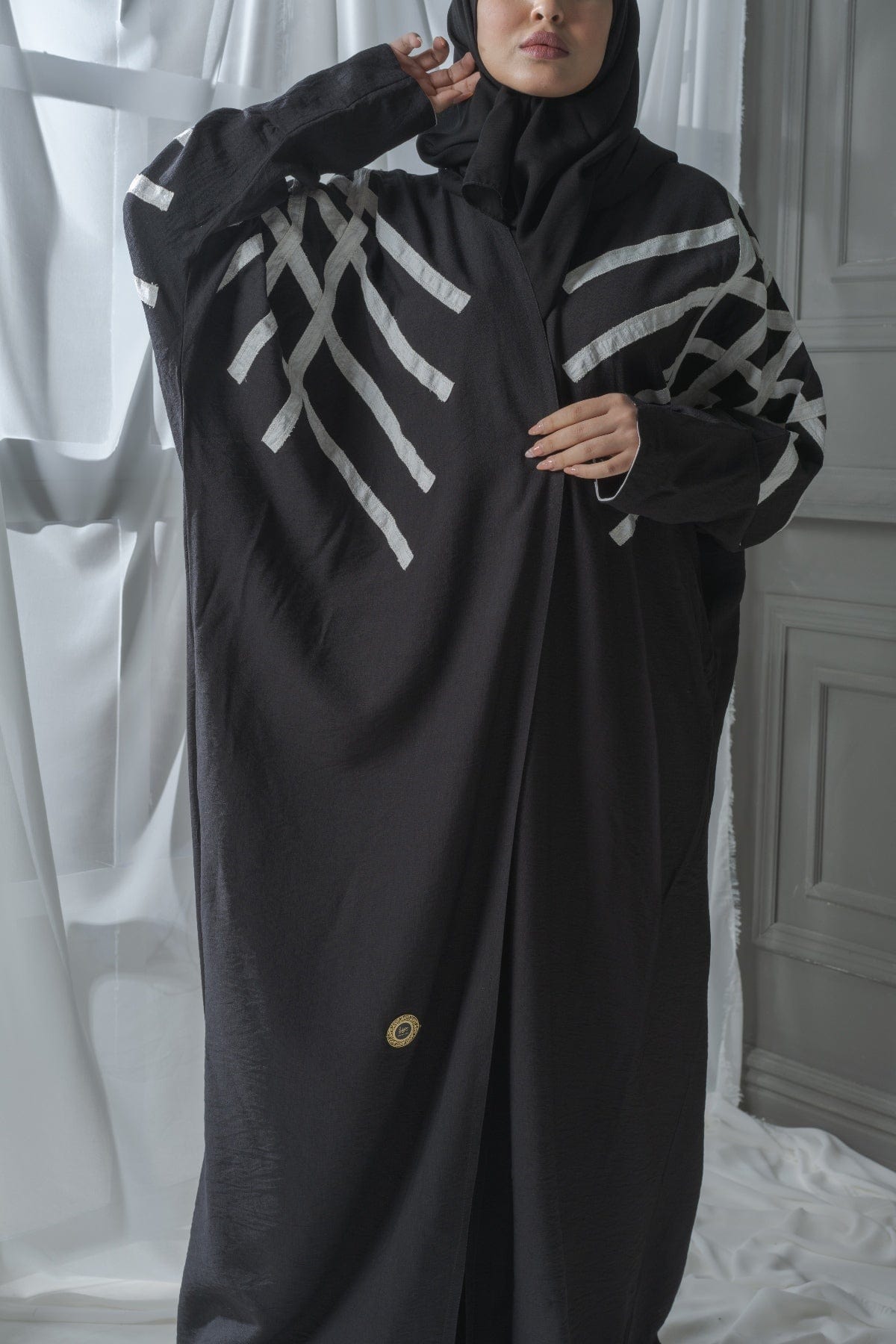 جوهرة عباية بشت كتان بتدخيلات قماش أسود
