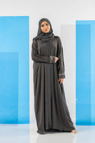 جوهرة عباية رمادية حرير للنساء بأكمام مطرزة رمادي