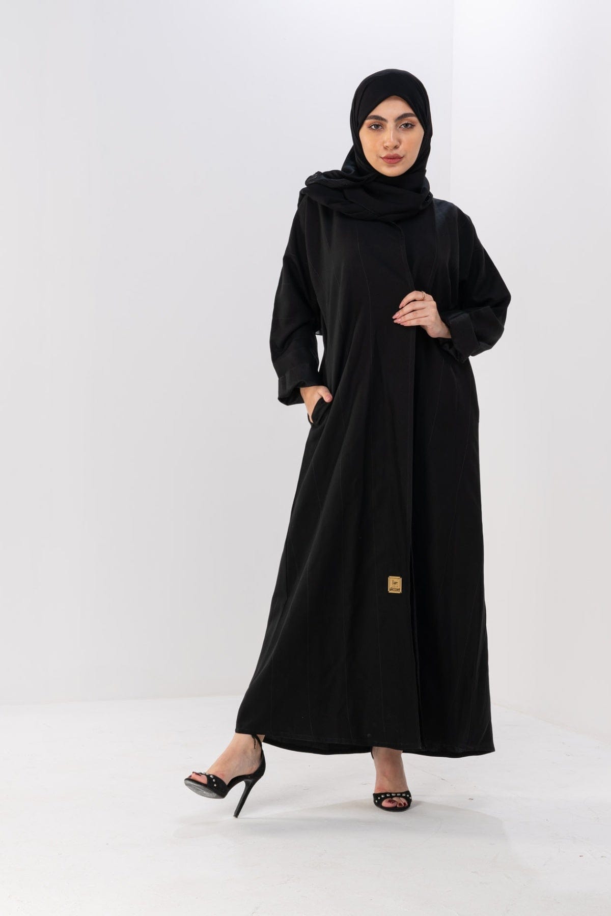 جوهرة عباية كريب ملكي كلاسيك مع بطانة شانتون مميزة وأكمام سوداء أسود