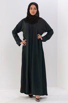 جوهرة عباية ة حرير سادة بأكمام طويلة وقطع خلفي أخضر غامق