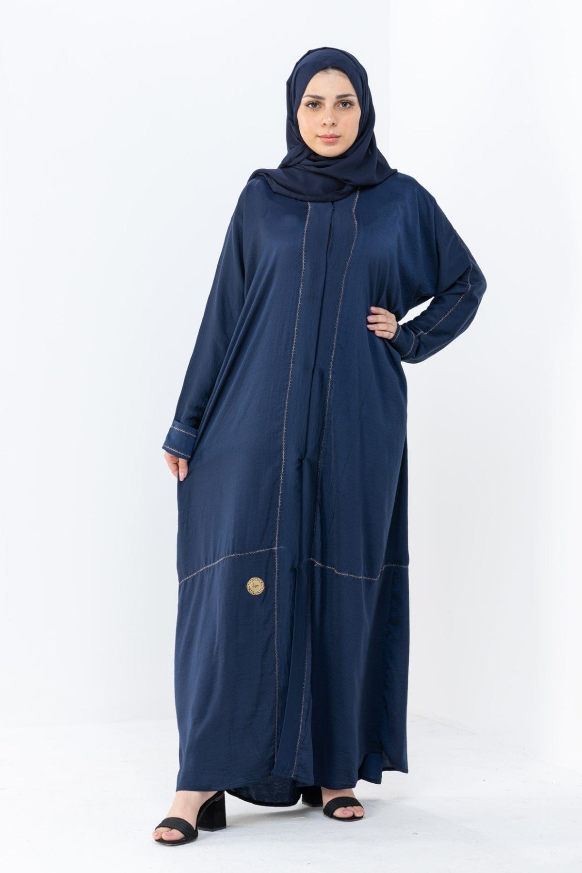 جوهرة عباية حرير مغسول سادة بخطين أماميين كم طويل أزرق غامق