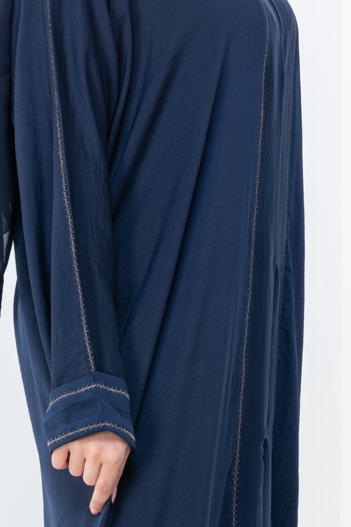جوهرة عباية حرير مغسول سادة بخطين أماميين كم طويل أزرق غامق