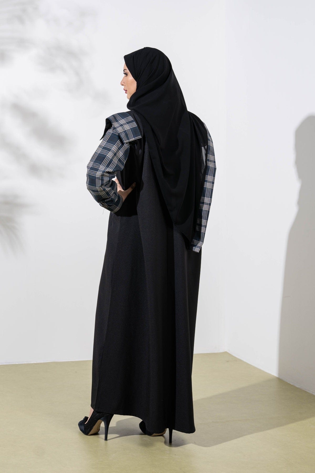 جوهرة عباية كريب باكمام كاروهات وقبة وجيوب وأزرار أمامية أسود