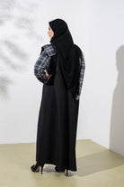 جوهرة عباية كريب باكمام كاروهات وقبة وجيوب وأزرار أمامية أسود