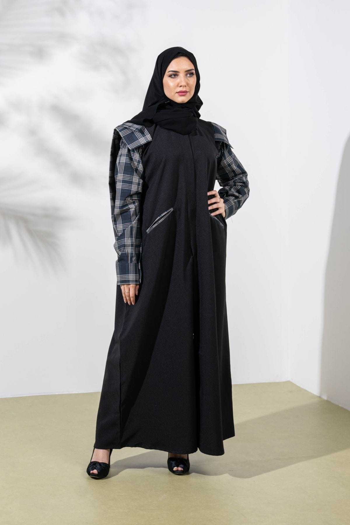 جوهرة عباية كريب باكمام كاروهات وقبة وجيوب وأزرار أمامية أسود