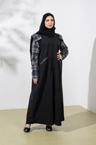 جوهرة عباية كريب باكمام كاروهات وقبة وجيوب وأزرار أمامية أسود