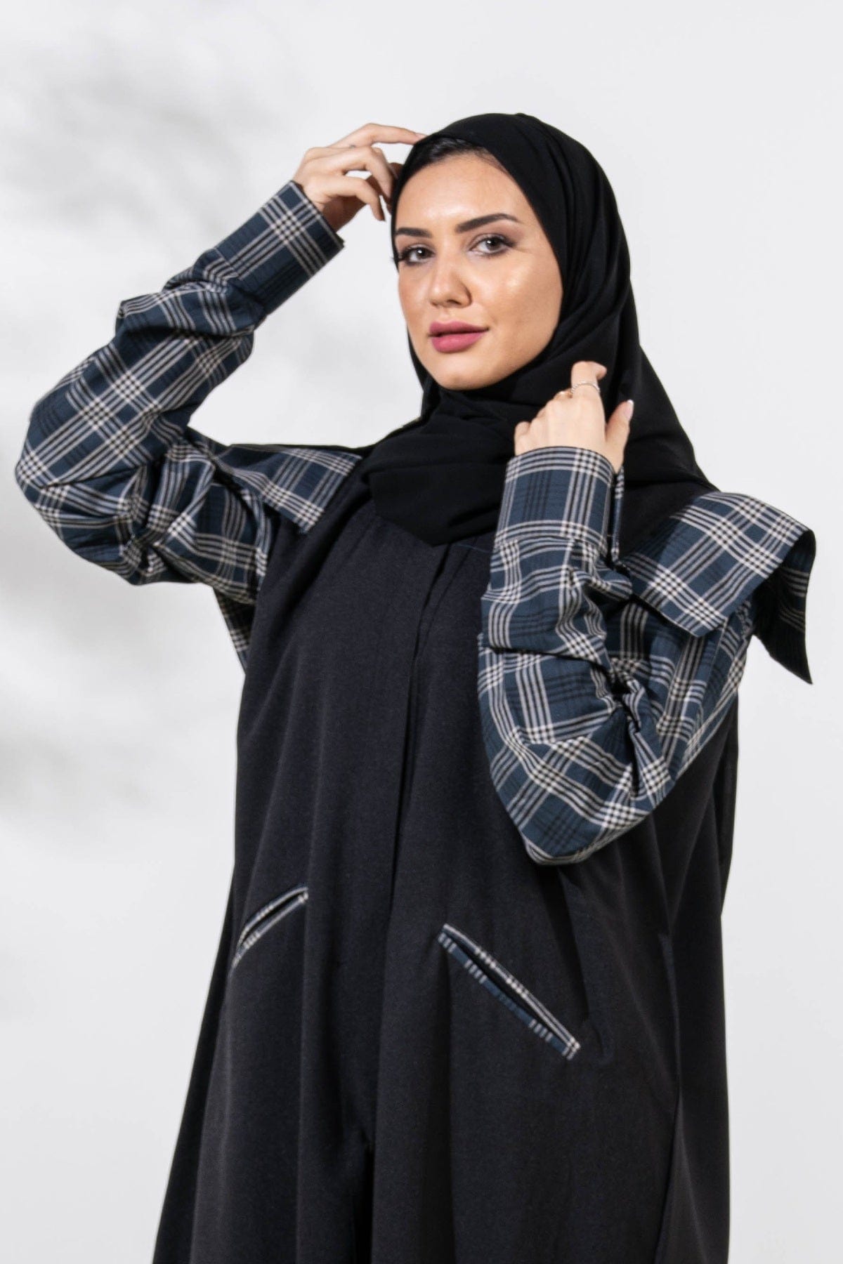 جوهرة عباية كريب باكمام كاروهات وقبة وجيوب وأزرار أمامية أسود