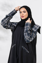 جوهرة عباية كريب باكمام كاروهات وقبة وجيوب وأزرار أمامية أسود