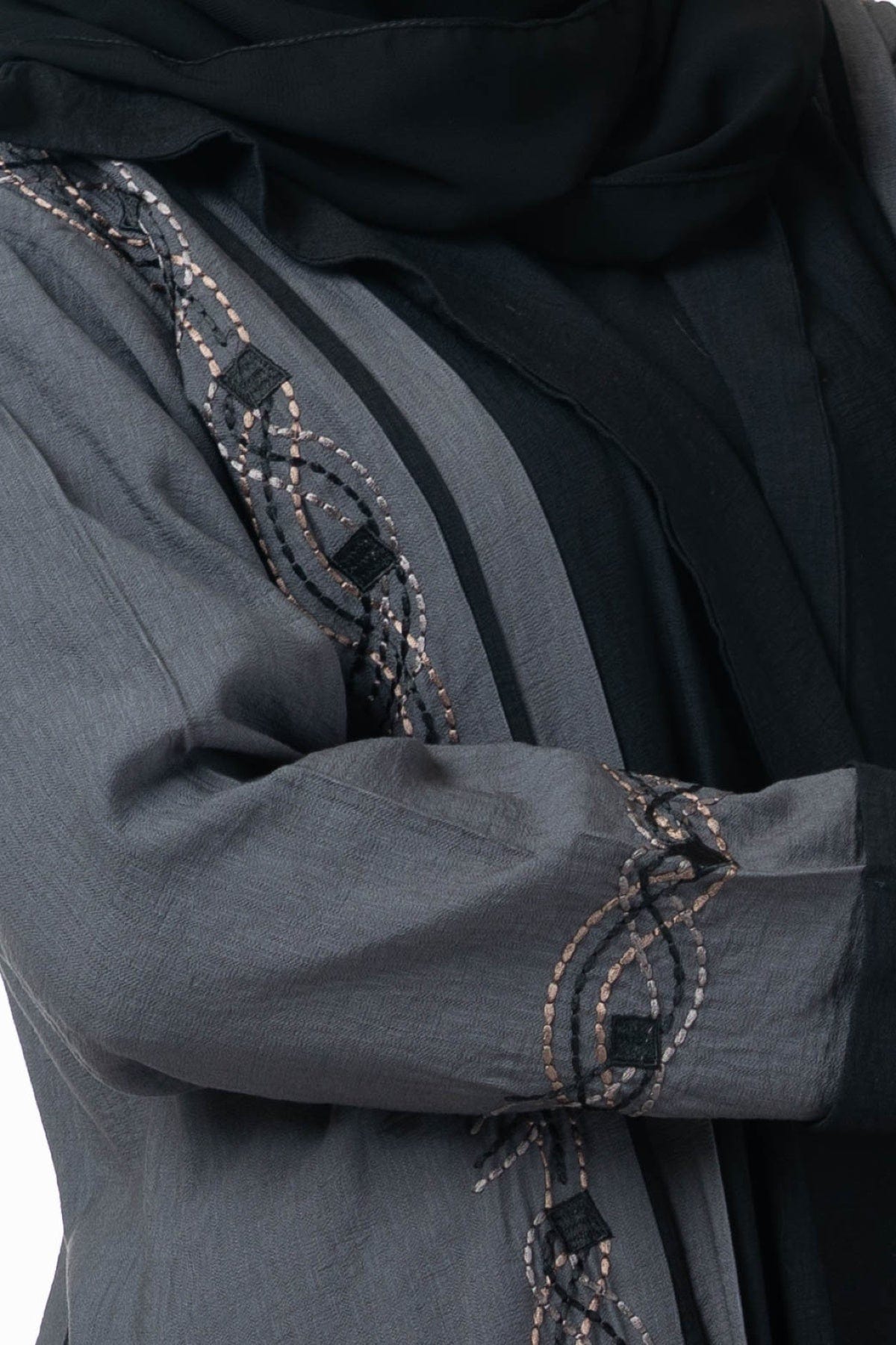 جوهرة عباية كتان لونين مطرزة على الجانبين كم طويل أسود