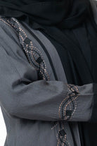 جوهرة عباية كتان لونين مطرزة على الجانبين كم طويل أسود