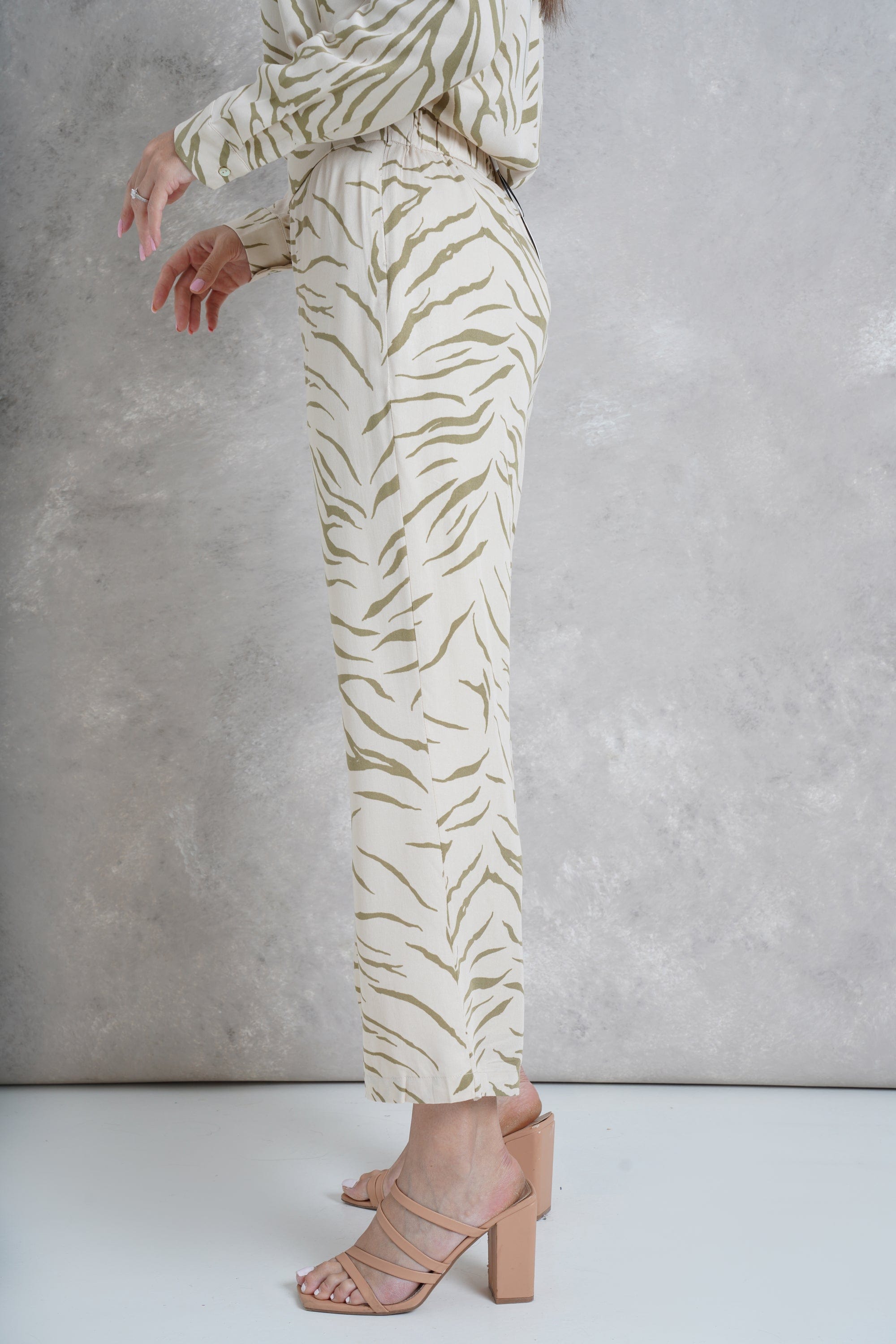 داليدرس بنطلون منقوش وايد ليج وسط مرتفع طويل نسائي