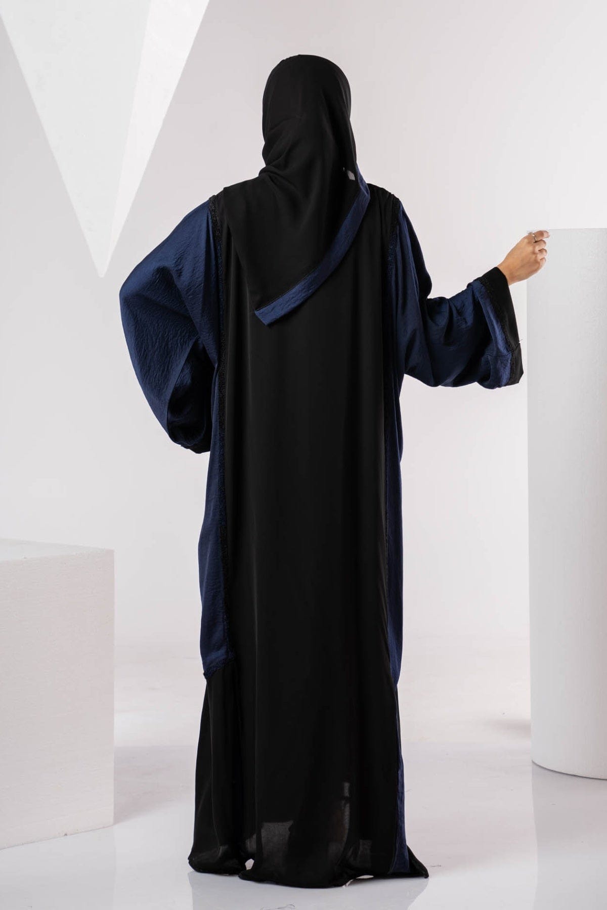 جوهرة عبايه بأكمام واسعه للنساء مع فاصل كروشيه أسود