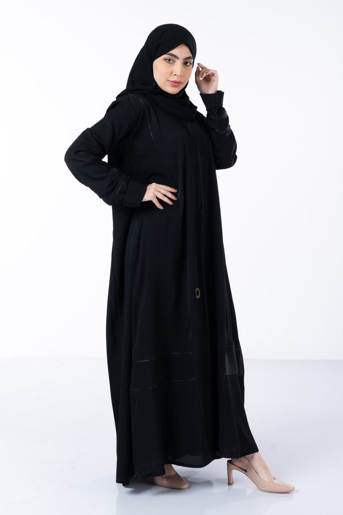 جوهرة عباية كريب بنمط مخطط بطبعة مربعات كلاسيكية أسود