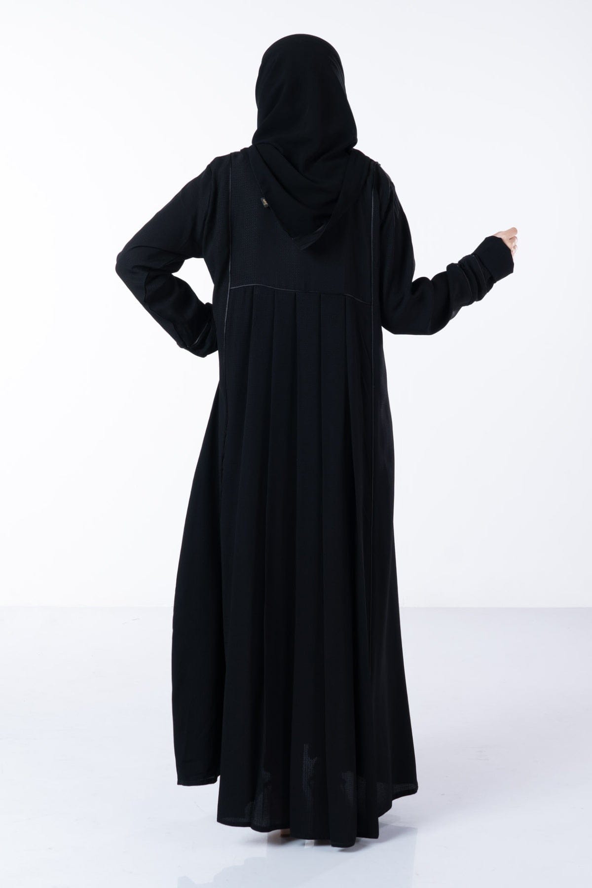 جوهرة عباية كريب بنمط مخطط بطبعة مربعات كلاسيكية أسود