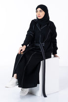 جوهرة عباية كتان بخطوط بيضاء بجيوب كم طويل أسود