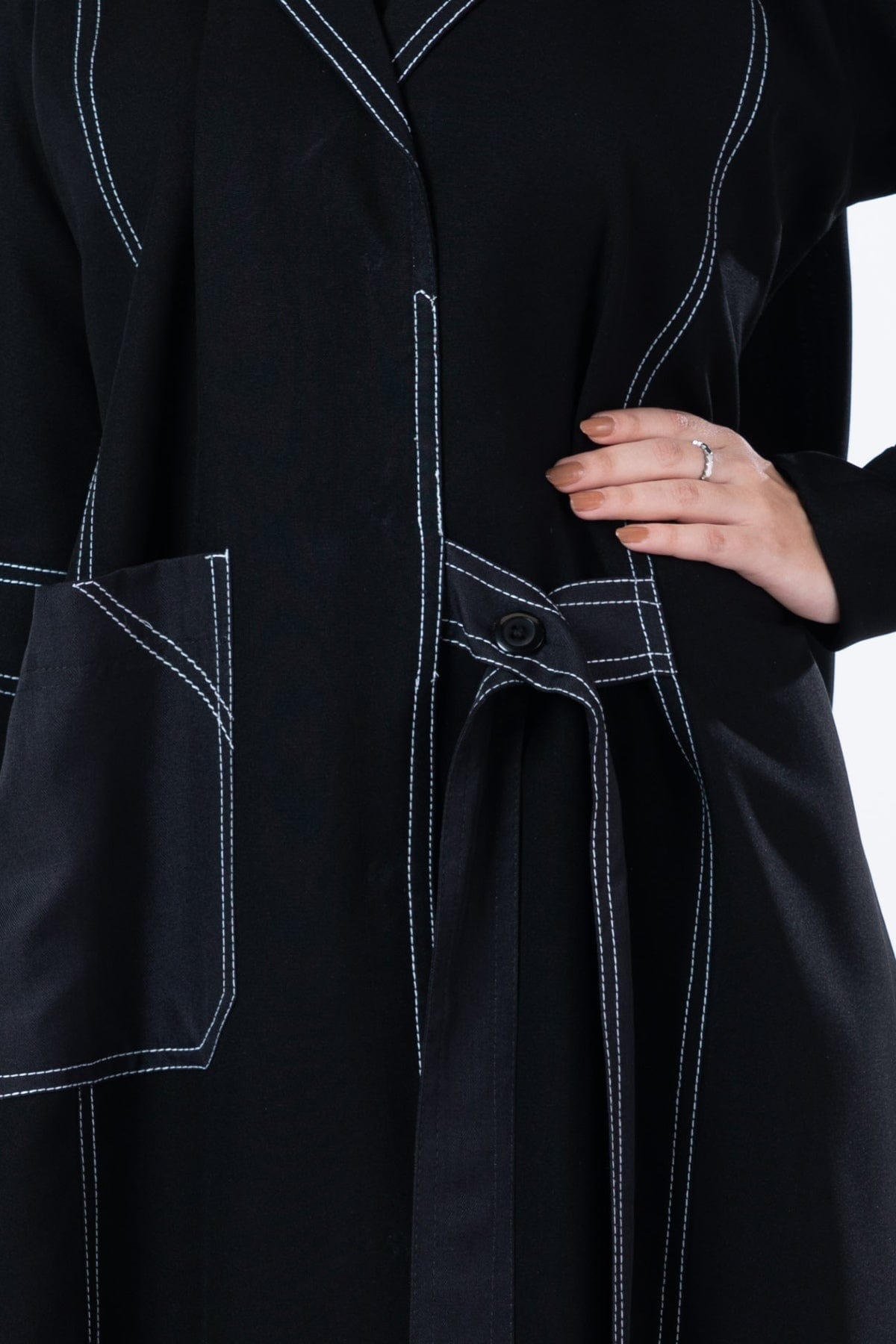 جوهرة عباية كتان بخطوط بيضاء بجيوب كم طويل أسود