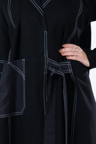 جوهرة عباية كتان بخطوط بيضاء بجيوب كم طويل أسود