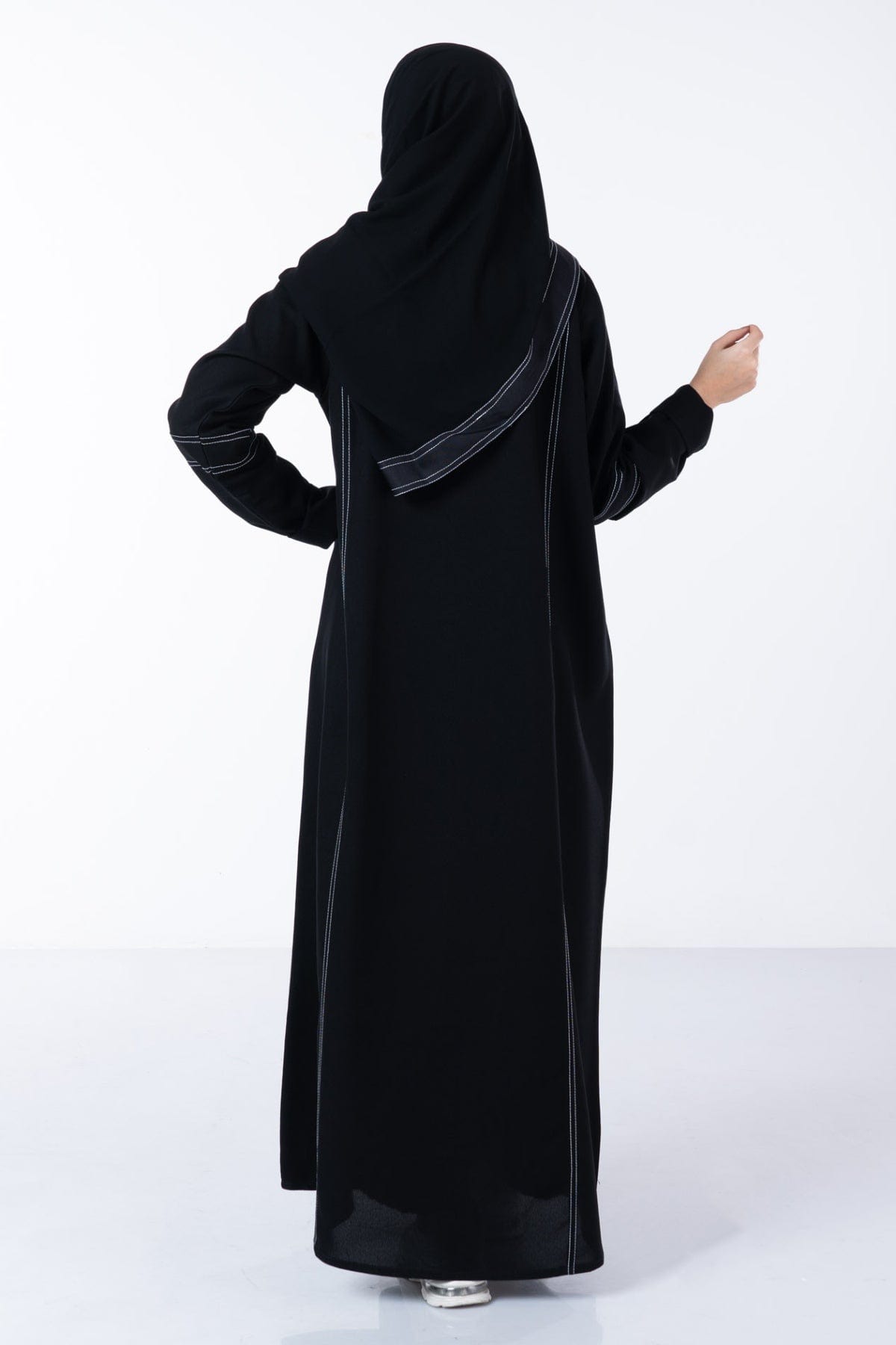 جوهرة عباية كتان بخطوط بيضاء بجيوب كم طويل أسود