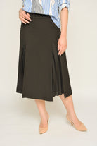 نتشي تنورة ميدي سادة ناعمة بكسرات صغيرة على الفخذين