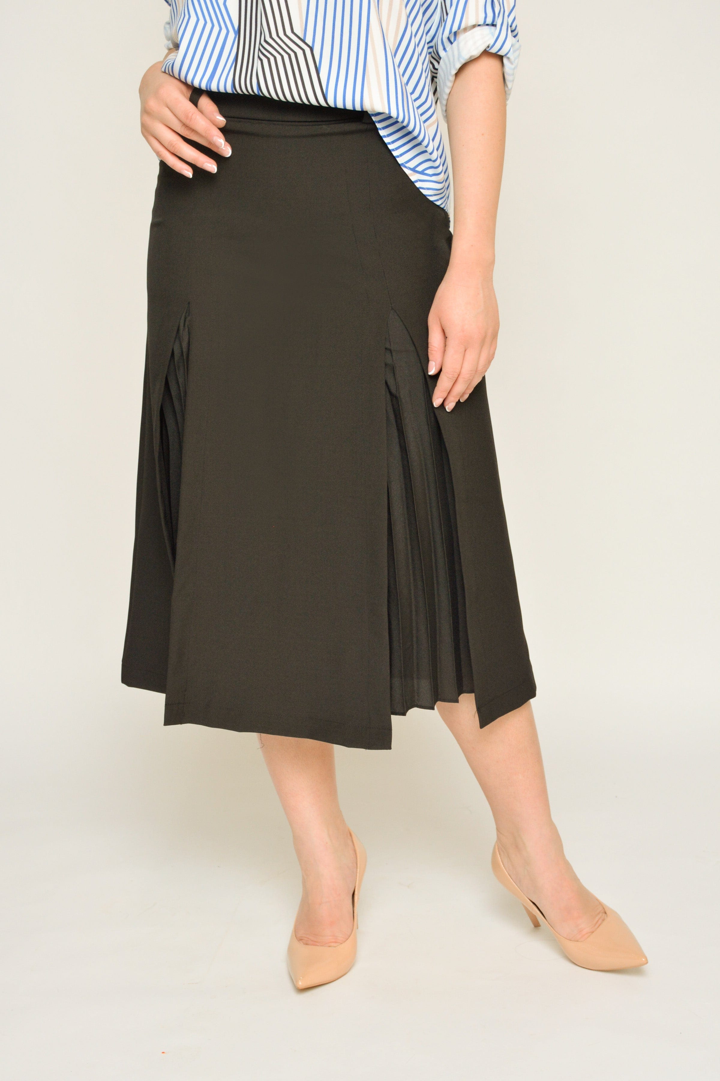 نتشي تنورة ميدي سادة ناعمة بكسرات صغيرة على الفخذين