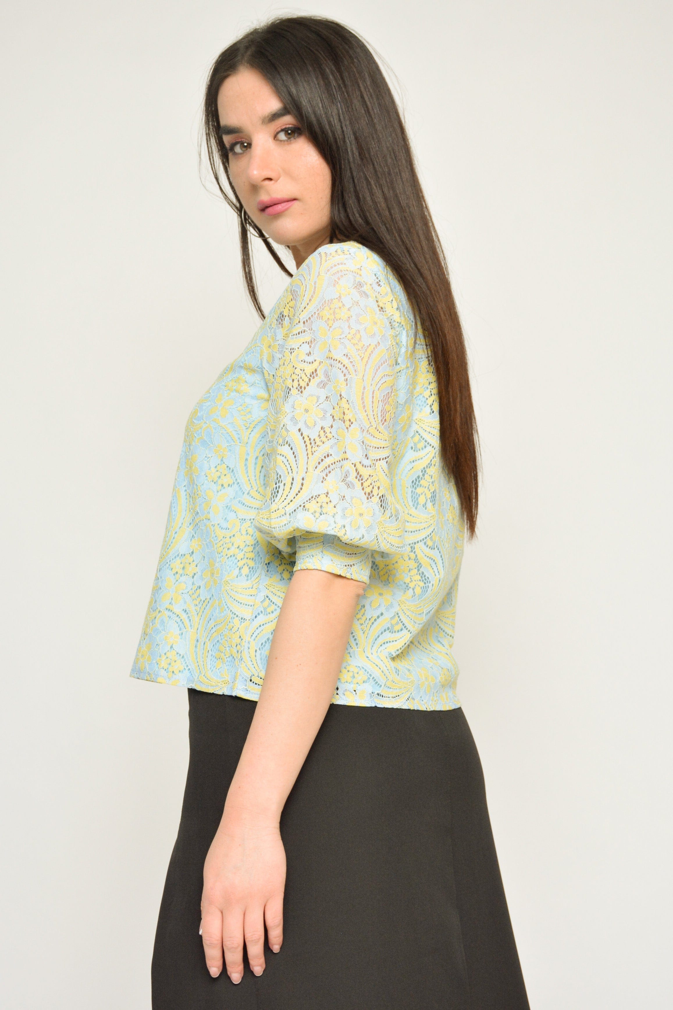 نتشي بلوزة دانتيل 3/4 كم منفوخ بأساور نسائي