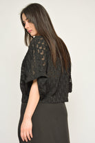 نتشي بلوزة دانتيل فراشة كم قصير نسائي