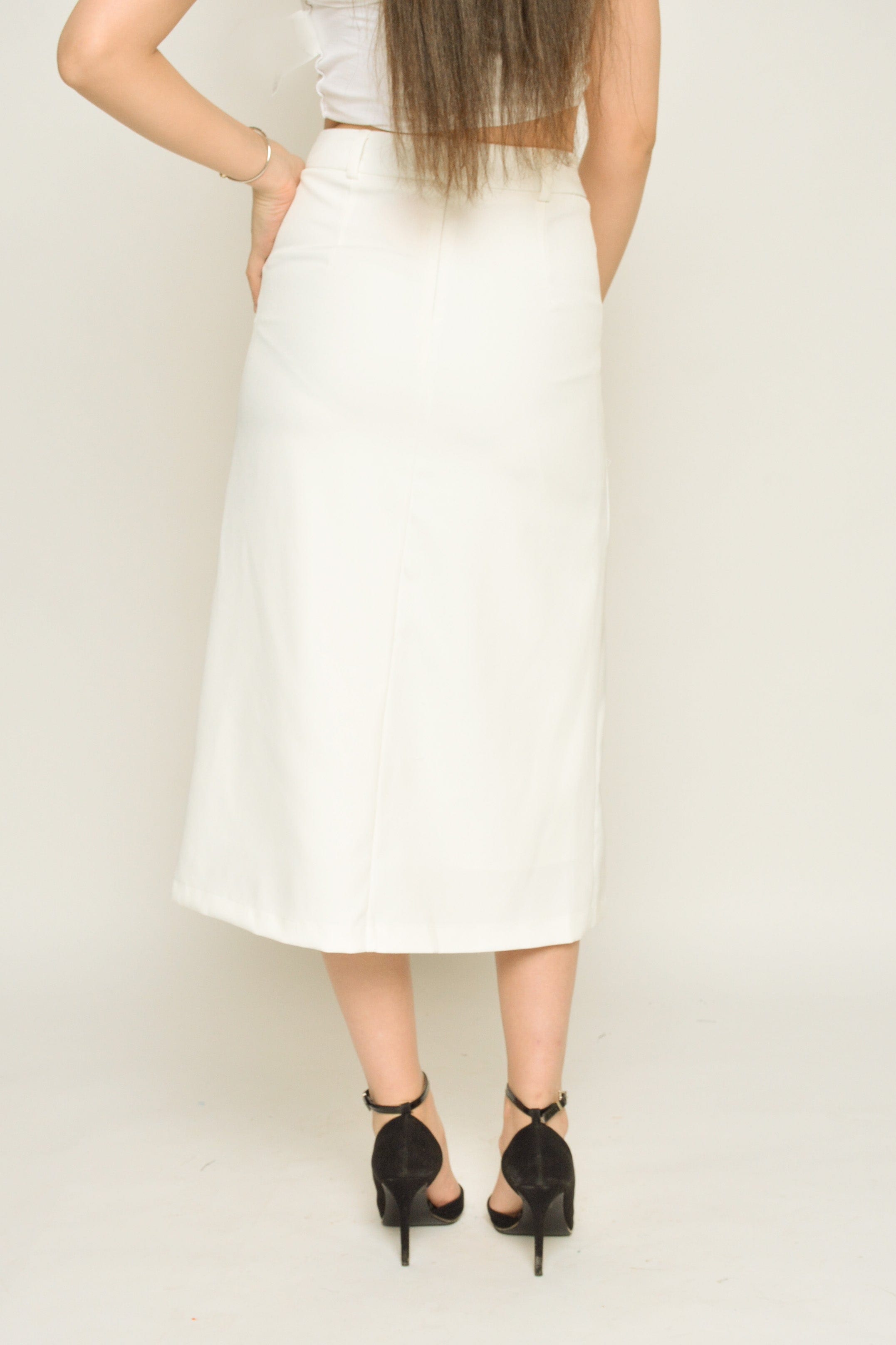 نتشي تنورة ميدي سادة ناعمة بكسرات صغيرة على الفخذين