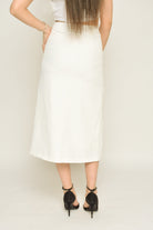 نتشي تنورة ميدي سادة ناعمة بكسرات صغيرة على الفخذين