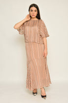 نتشي بلوزة مخططة بالطول بأكمام قصيرة