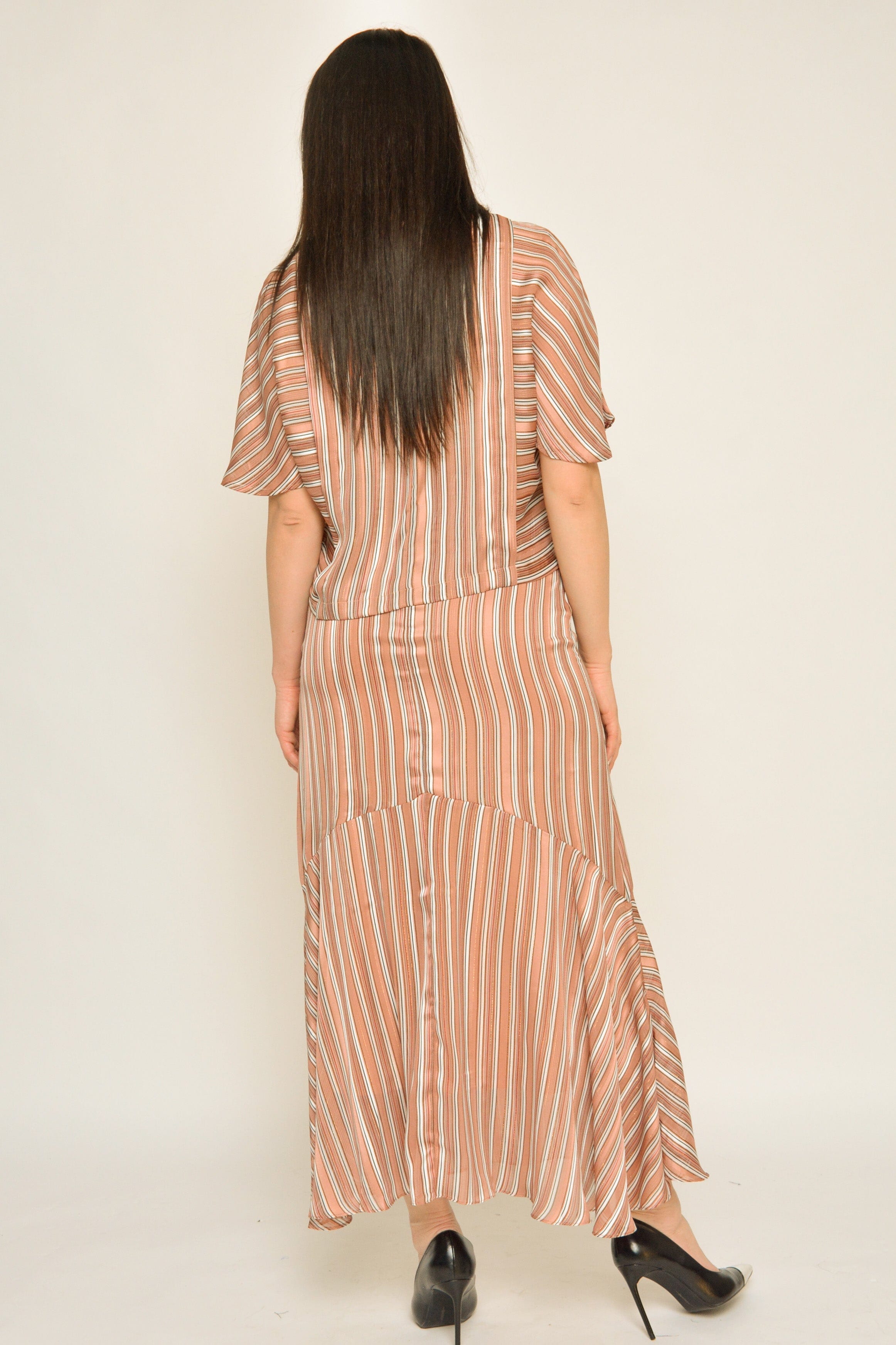 نتشي بلوزة مخططة بالطول بأكمام قصيرة