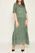 نتشي بلوزة مخططة بالطول بأكمام قصيرة