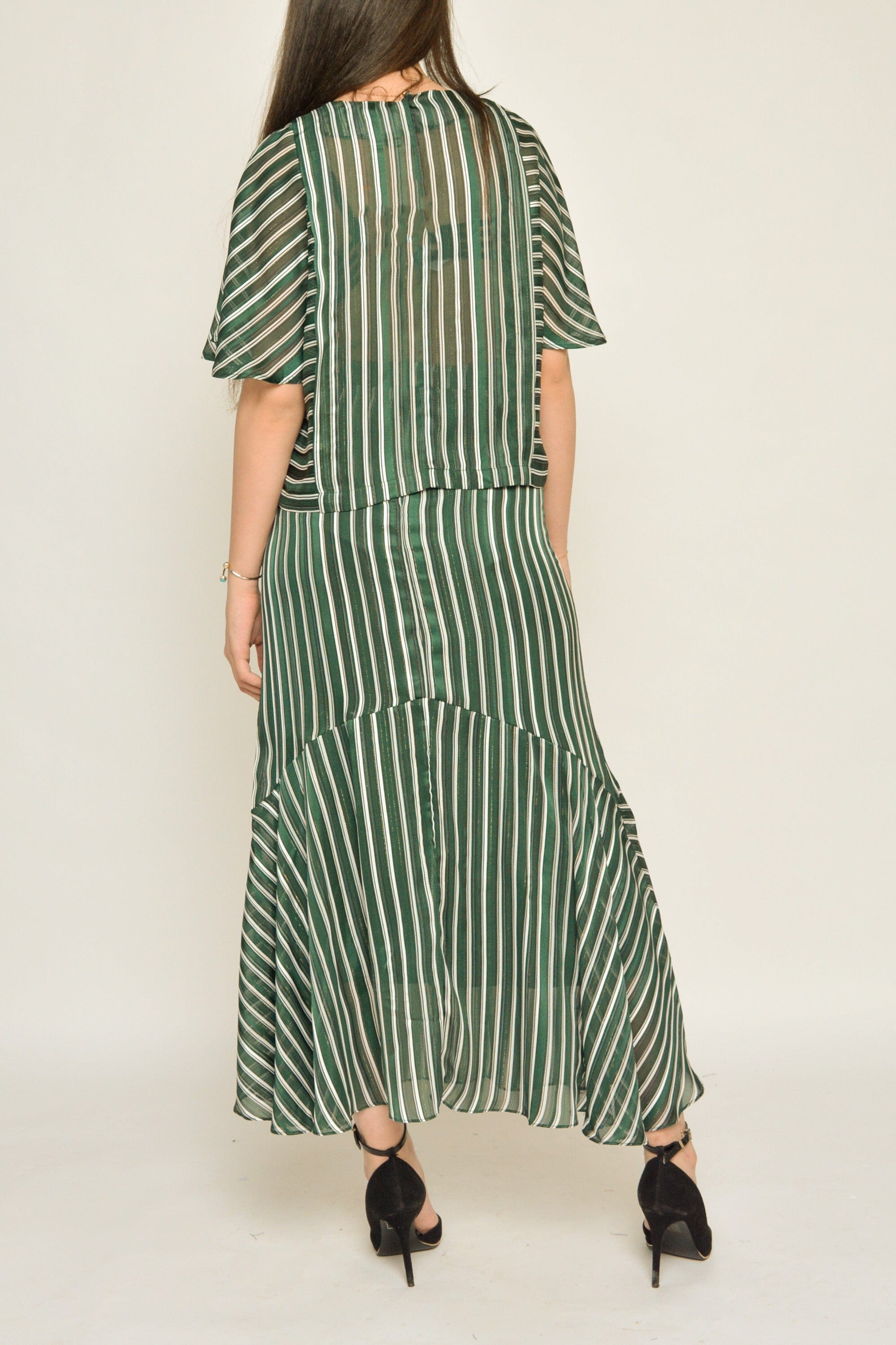 نتشي بلوزة مخططة بالطول بأكمام قصيرة