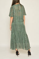 نتشي بلوزة مخططة بالطول بأكمام قصيرة