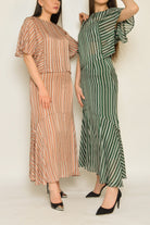 نتشي بلوزة مخططة بالطول بأكمام قصيرة