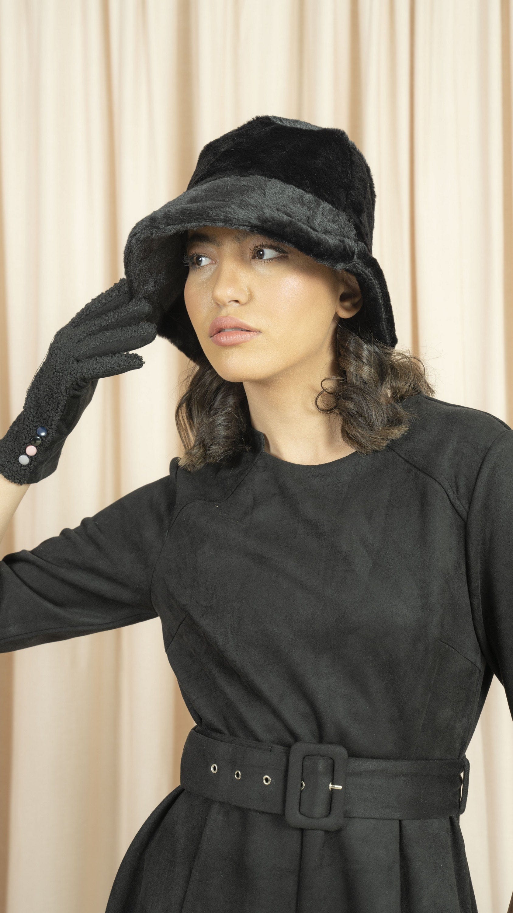 نتشي طاقية فرو نسائية كلاسيك أسود