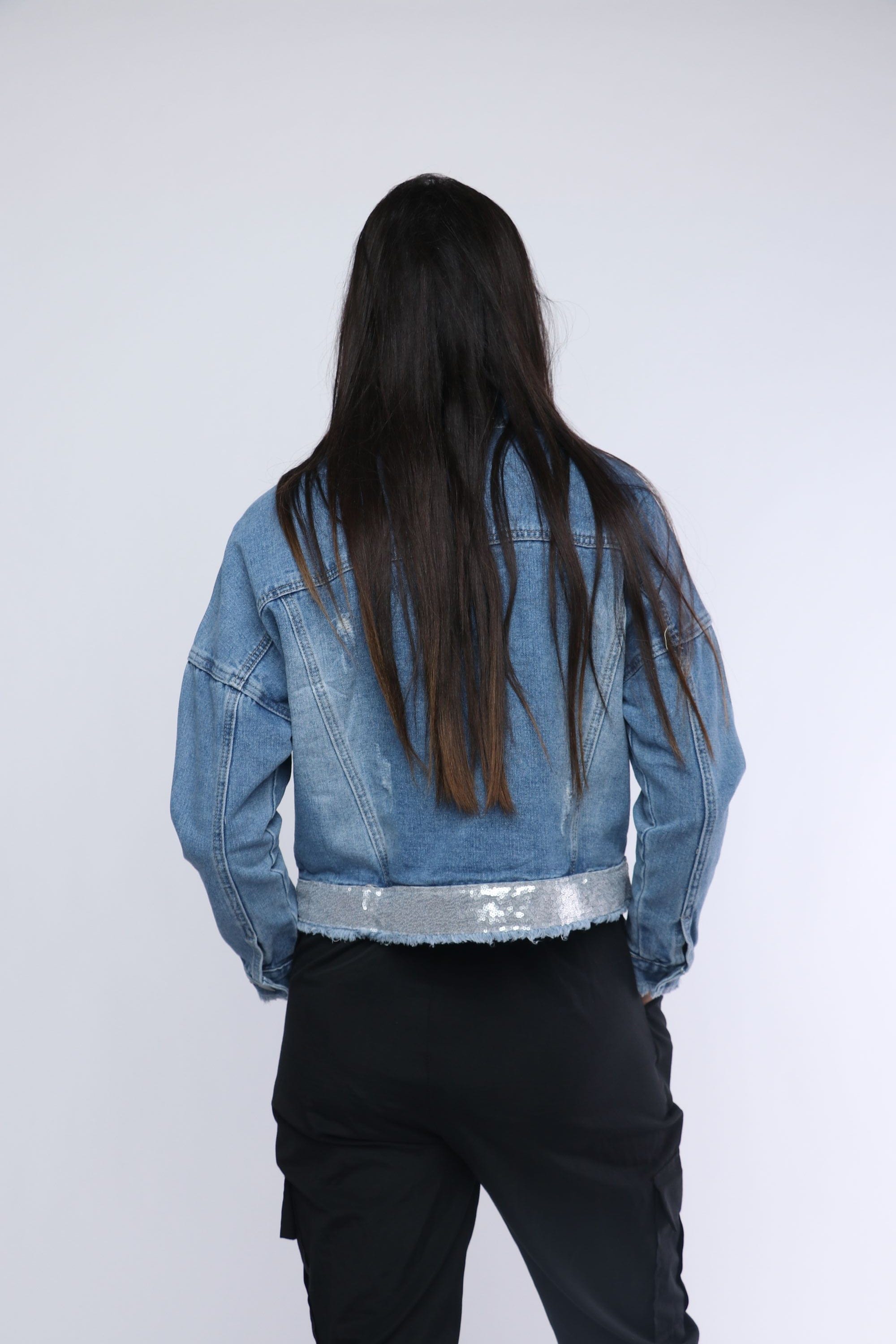 نتشي سترة بأزرار أمامية وجيوب بأكمام طويلة