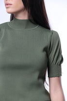 نتشي بلوزة سادة بعنق مرتفع بأكمام قصيرة بف