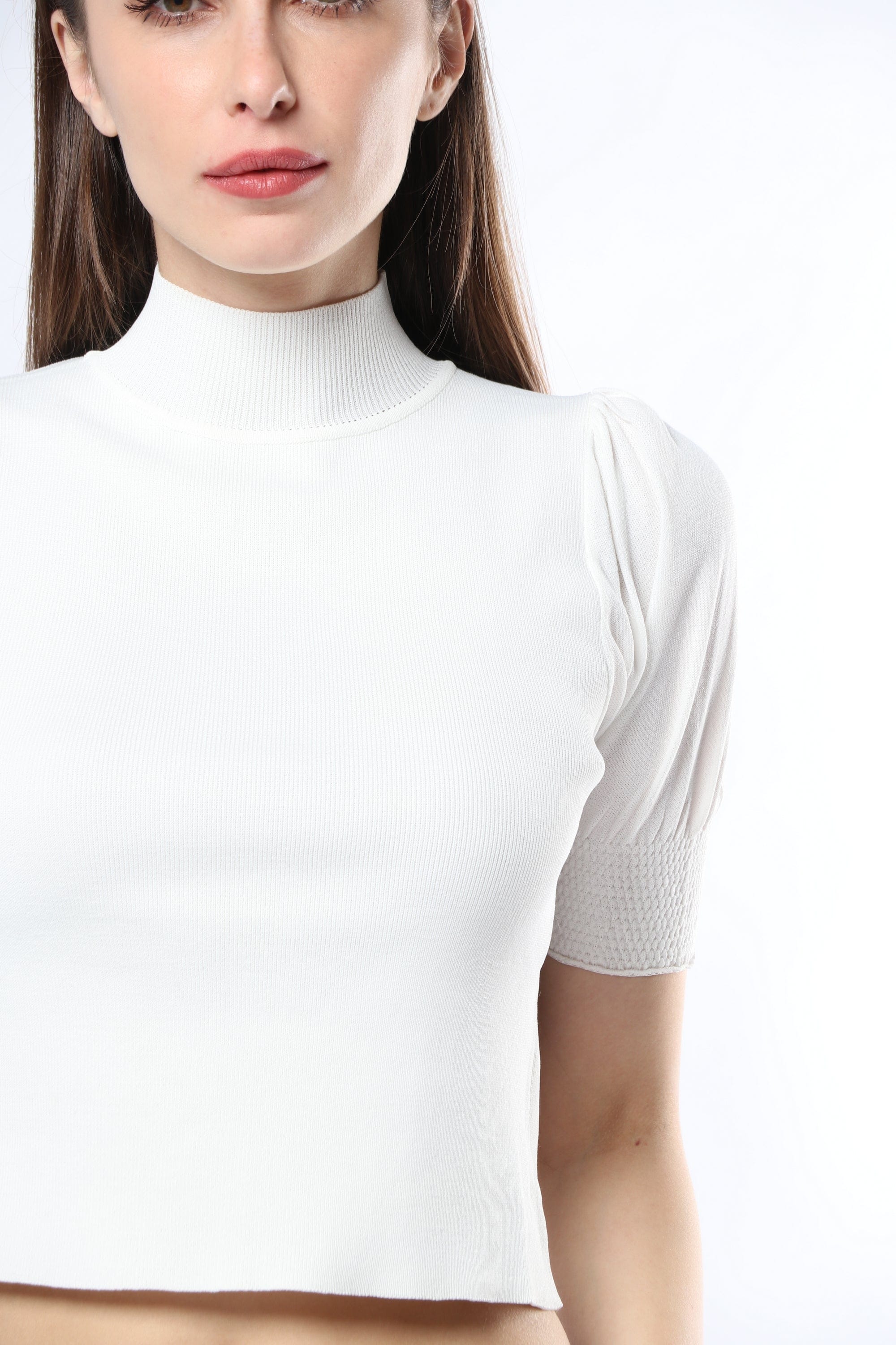 نتشي بلوزة سادة بعنق مرتفع بأكمام قصيرة بف