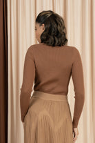 نتشي بلوزة ضيقه نسائية بأكمام و رقبة طويله