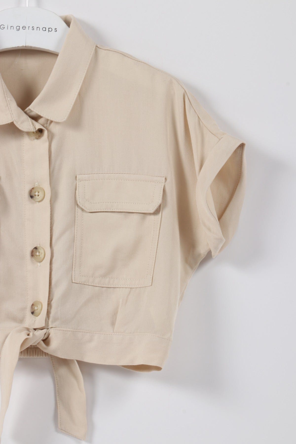 جينجرسنابس بلوزة بناتي نص بطن بجيوب أمامية كم قصير بناتي كاكي فاتح