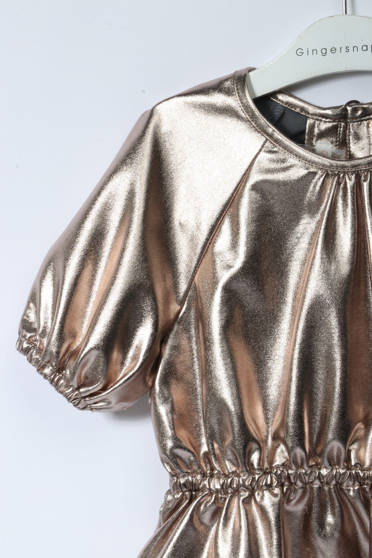 جينجرسنابس بلوزة سواريه لامعة كم قصير بف بناتي وردي