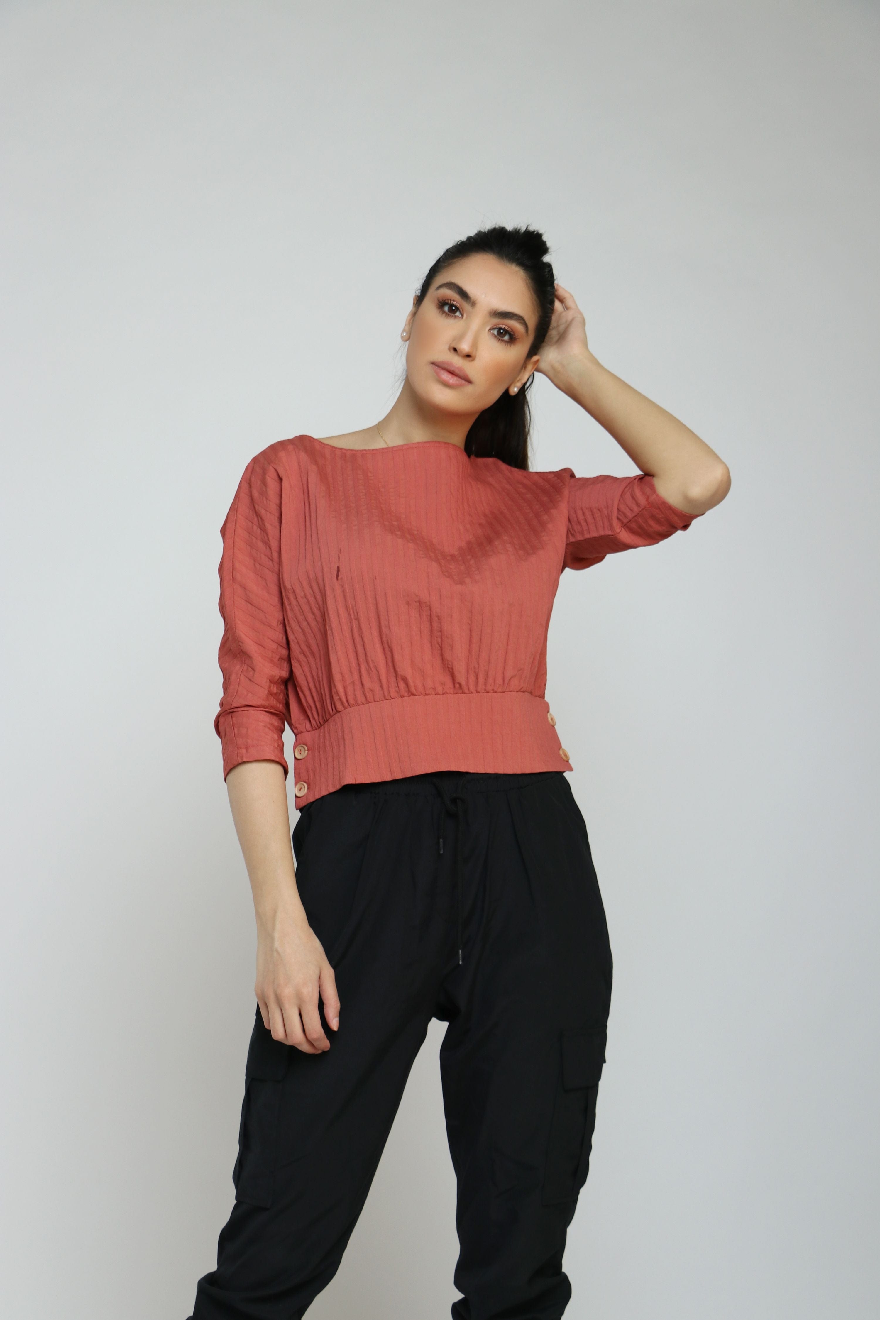 نتشي بلوزة قصيرة مخصرة بأزرار على الجانبين كم طويل نسائي