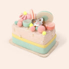 جينجرسنابس لعبة أطفال على شكل كيك أبيض مزين باللؤلؤ متعدد الألوان